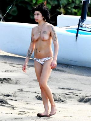 Se le espichó un seno a Amy Winehouse
