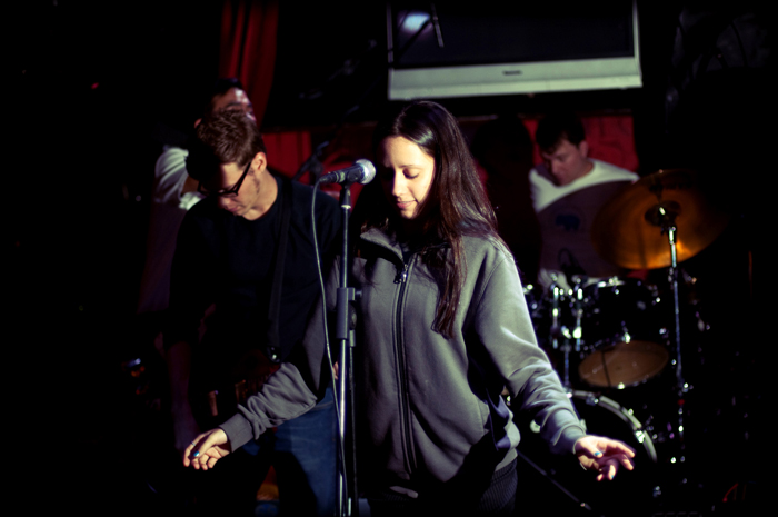 La cantante Nana Cadavieco presentó su Exposé