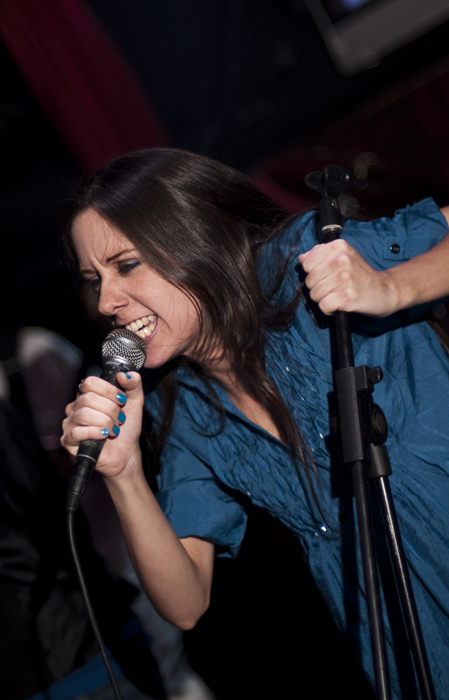 La cantante Nana Cadavieco presentó su Exposé