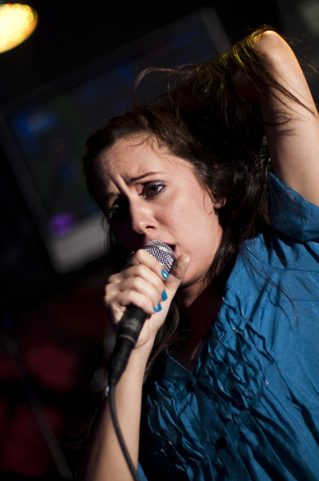 La cantante Nana Cadavieco presentó su Exposé