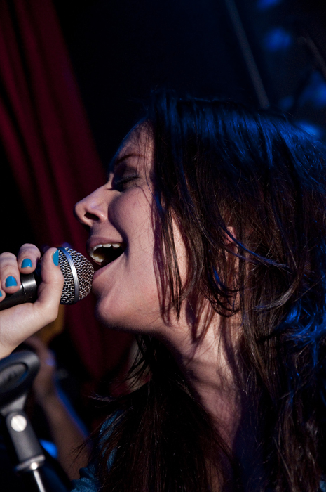 La cantante Nana Cadavieco presentó su Exposé