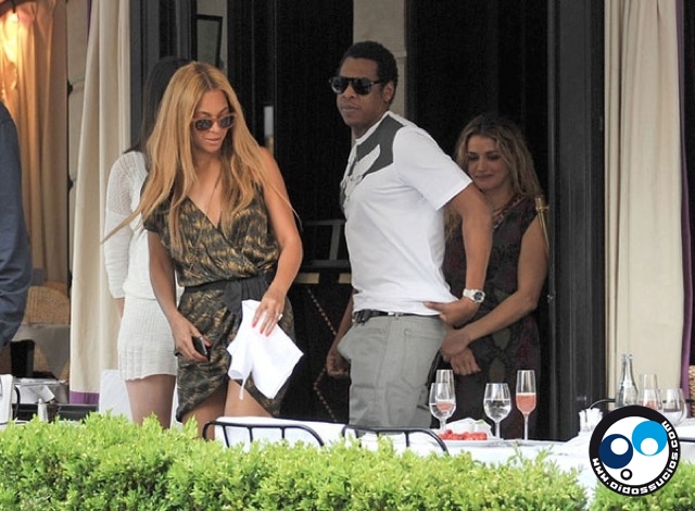 Foto del día: Jay-Z tiene una erección y Beyoncé se la mira